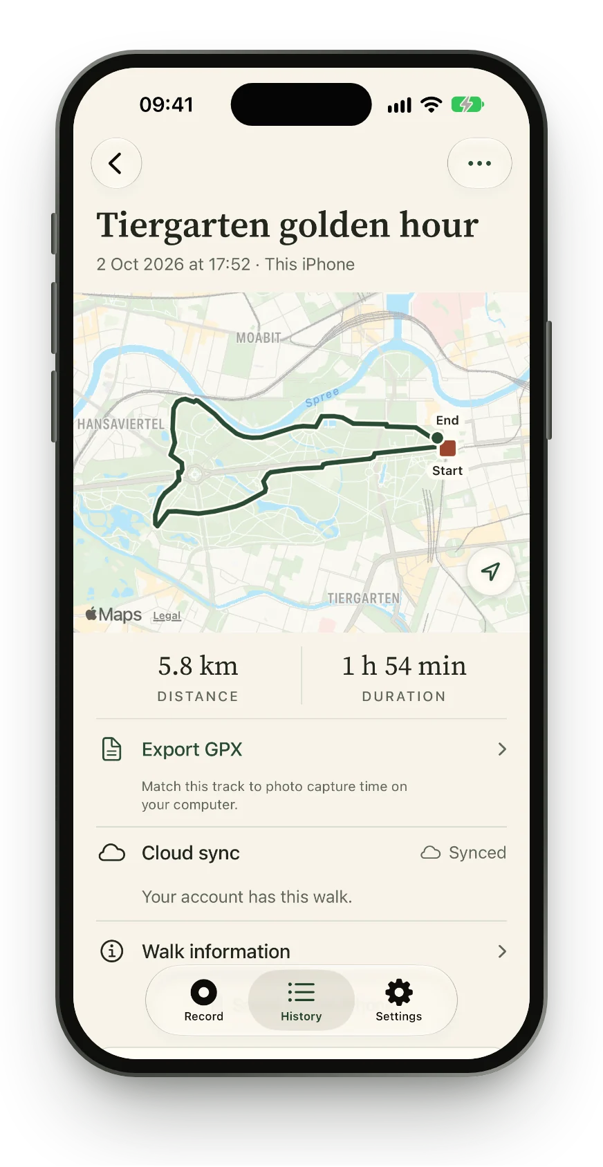 iPhone walk detail: a 5.8 km loop through Tiergarten on the map, with Export GPX and sync status.